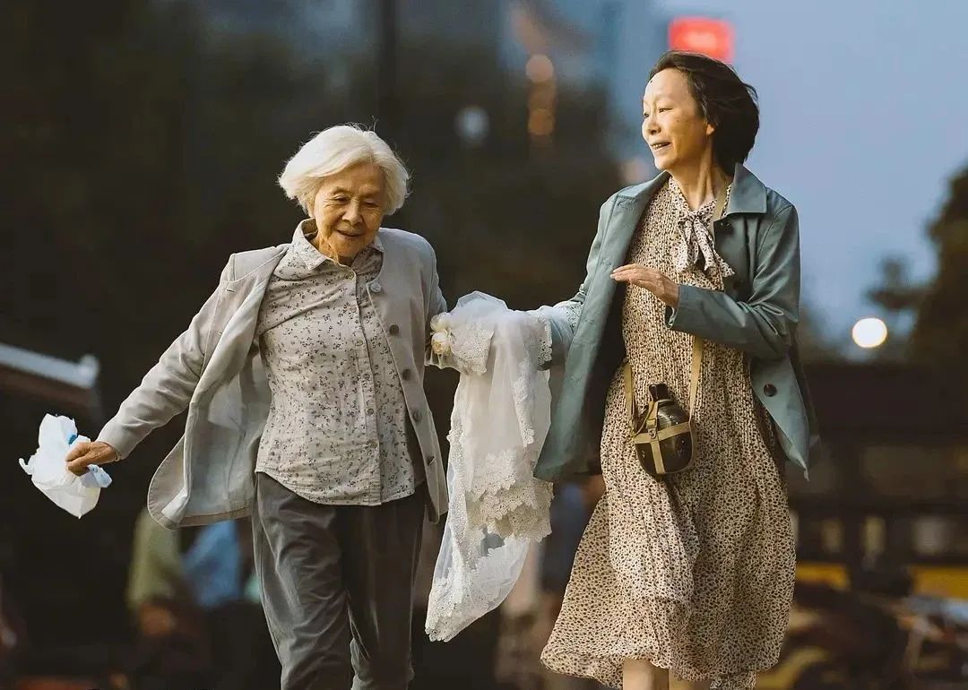 梦回往昔，奶奶的重生之梦——解析梦境中的情感与未竟的牵绊