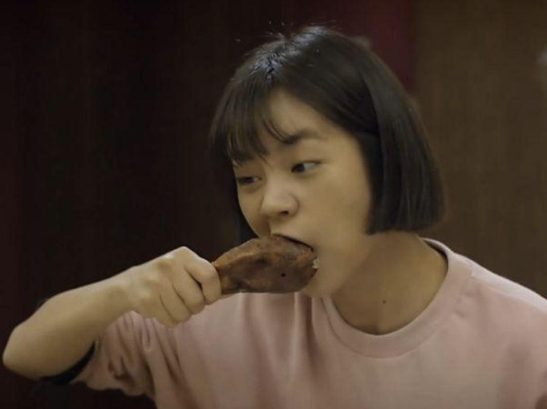 吃一顿膳食的妇女在一家亚洲餐馆 库存照片. 图片 包括有 人们, 口味, 前浆手, 成人, 弯脚的, 汉语 - 130391940