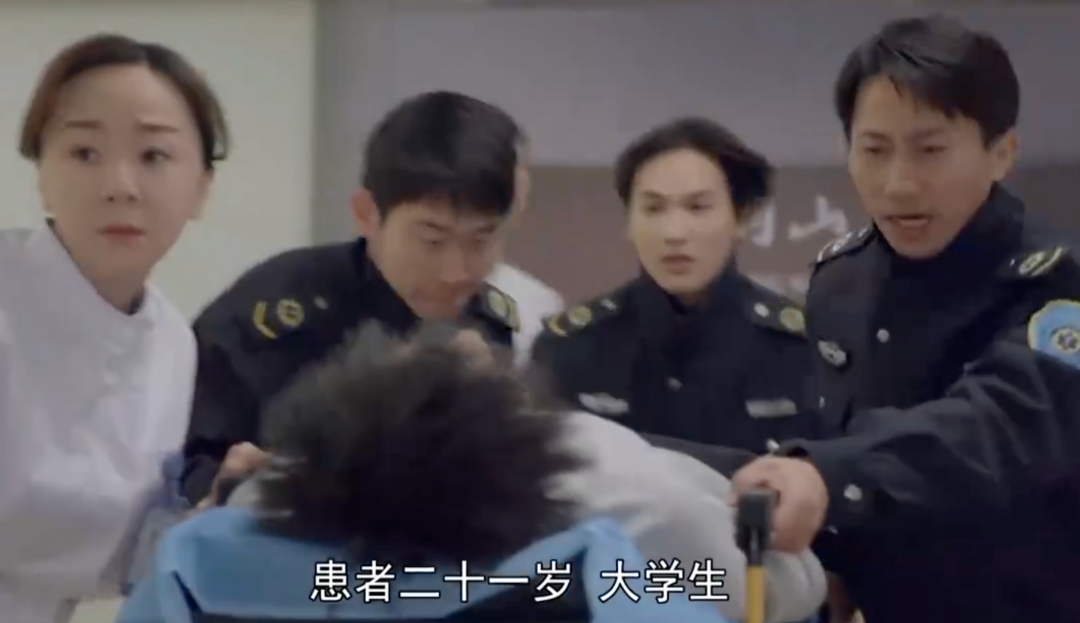 当一个“脆皮大学生”独自去做手术
