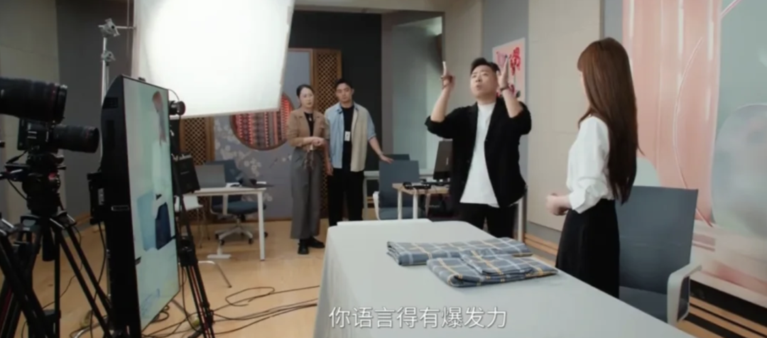 “0基础月入过万”：“价值焦虑”的老人陷入AI赚快钱的幻梦
