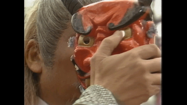 惨遭各种魔改,剧情漏洞太多,布景道具粗糙,但黄药师戴着人皮面具出场