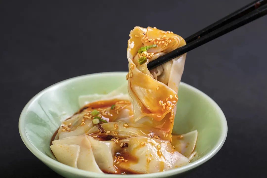 在城市的缝隙里,寻一碗心心念念的红油抄手