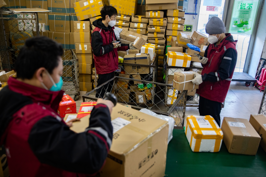 “运力不足”下的北京,快递员和骑手们怎么样了?