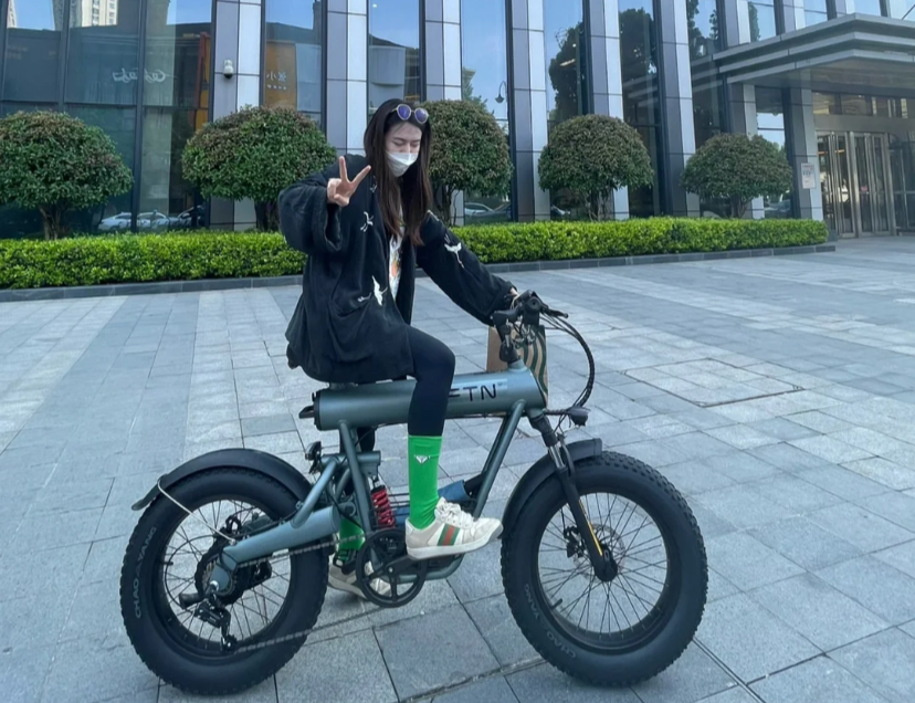 县城的大小姐们正在流行骑电驴