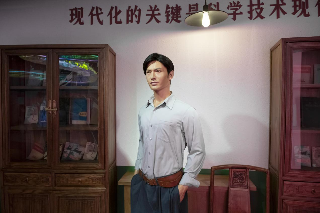 在此之前,黄晓明所饰演的中国第一代核潜艇工程总设计师黄旭华,以及