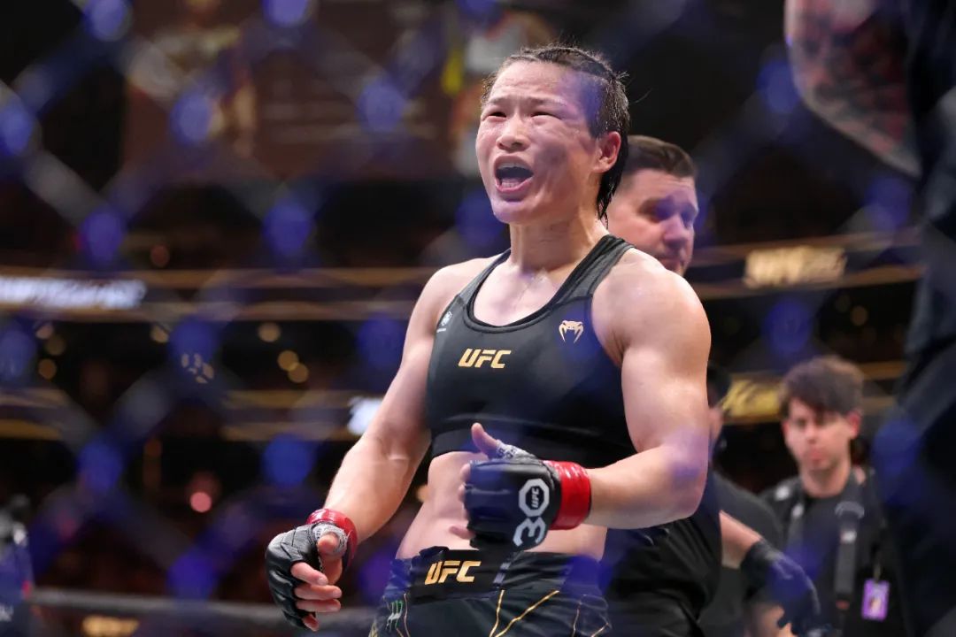 张伟丽卫冕金腰带：走出低谷，她何以创造历史？
