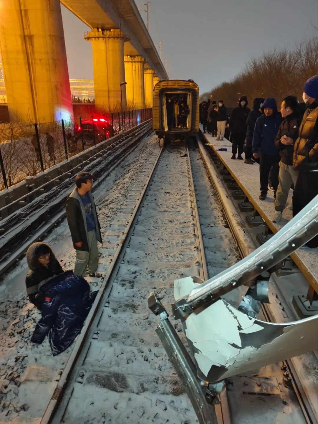 北京地鐵列車追尾及分離事故102人骨折暴雪下中斷的西二旗下班路