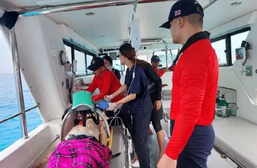 在普吉岛做潜水教练,还开了一家"鲸嘻"潜水中心的李宜告诉本刊,救生衣