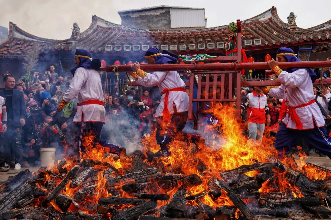 郑莉:虽然以往女性不能举令旗,敲锣,舞龙灯,游神仪式却离