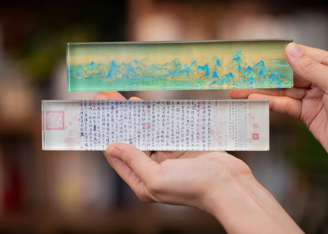 同时,活动期间下单,加赠定制书签6枚 水晶镇纸一个.