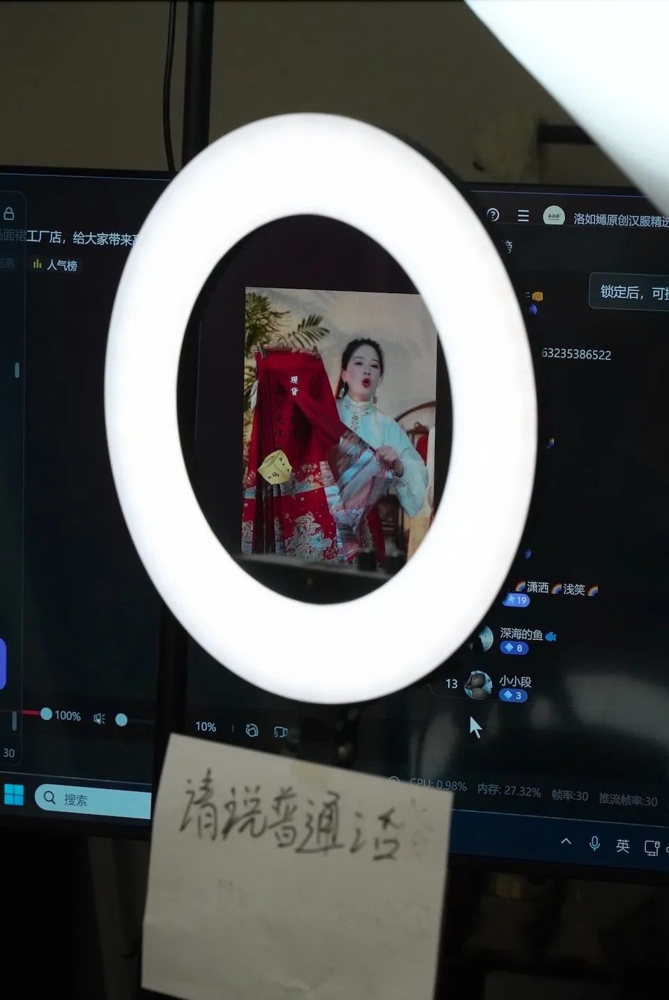 几天前,我在曹县最大的汉服基地,有爱汉服云仓基地,见识了本地的汉服