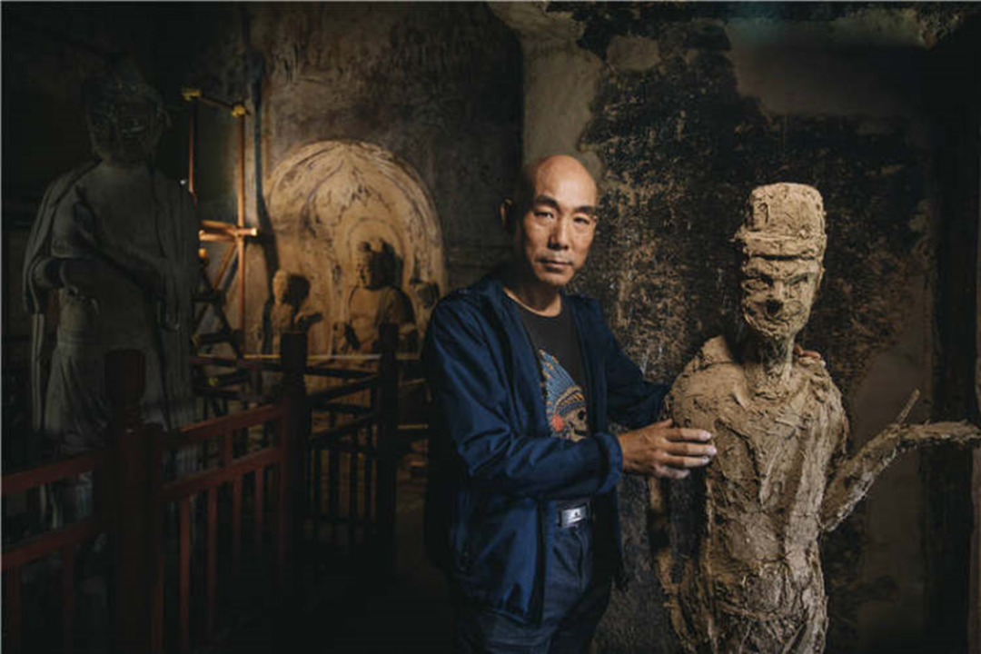 段一鸣和他临摹的雕塑雕塑技法的展示长廊如果不是洞窟太小不能容身