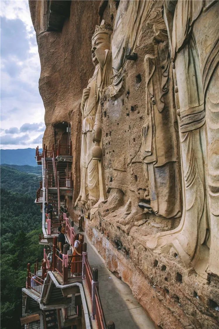 麦积山东侧大佛麦积山堪称是雕塑技法的展示长廊.
