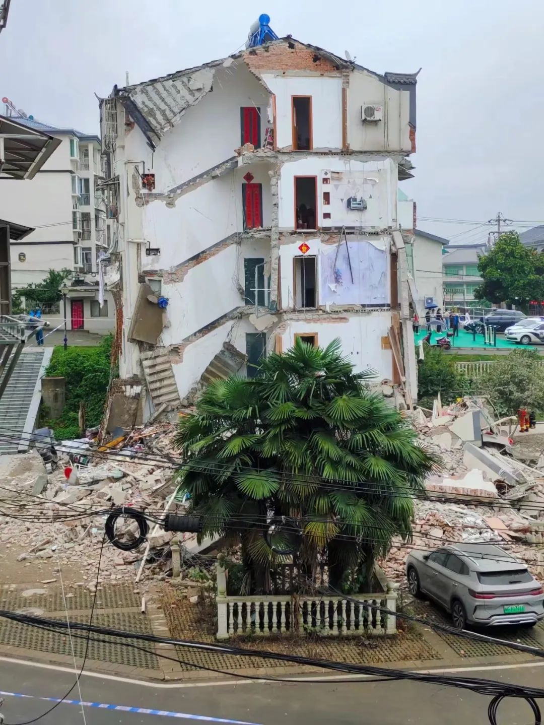 铜陵居民楼坍塌致4死:缺乏管理下的脆弱老旧小区