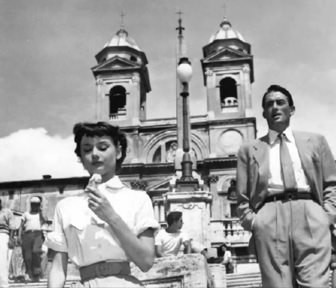 在电影《罗马假日》中,奥黛丽·赫本坐在三一教堂的台阶上吃着冰激凌