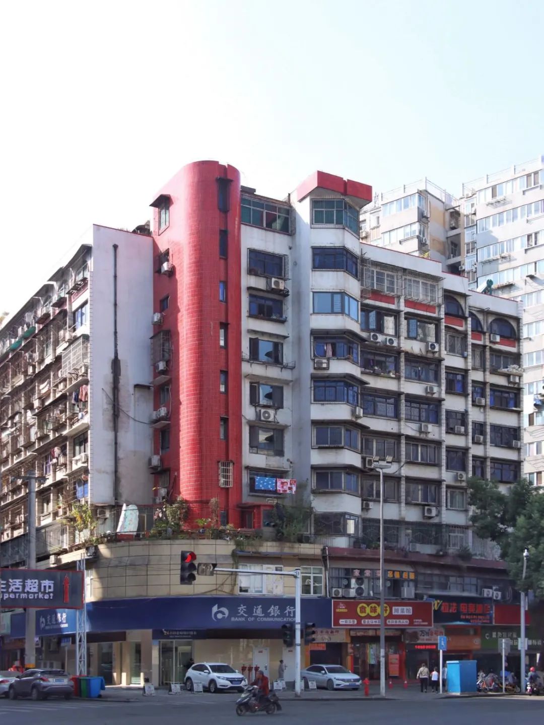 痴迷梦核的“00后”，决定去60个城市拍千禧年建筑