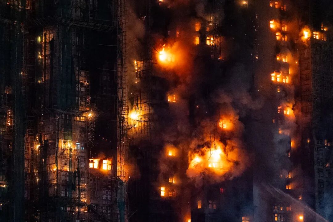 大火包围香港宏福苑
